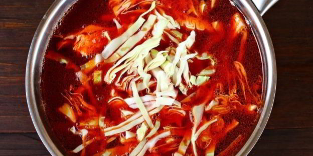 борщ со свеклой, крапивой и яйцом