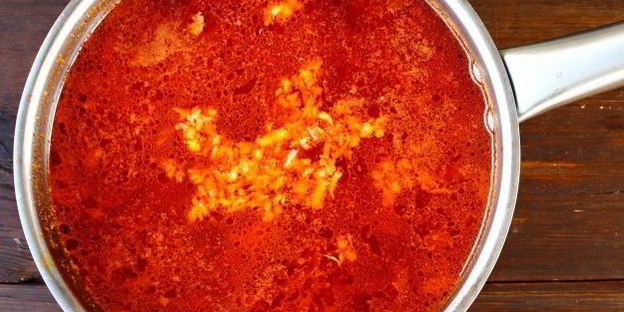 борщ со свеклой, крапивой и яйцом