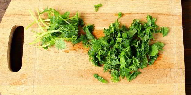 борщ со свеклой, крапивой и яйцом