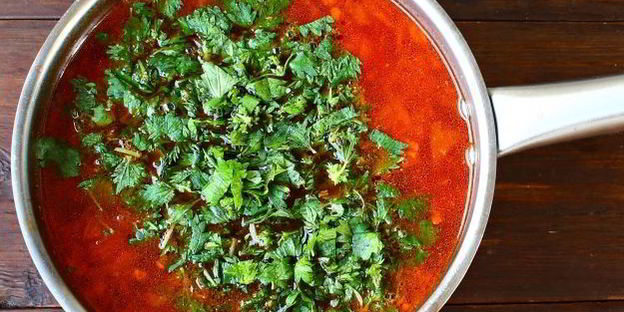 борщ со свеклой, крапивой и яйцом