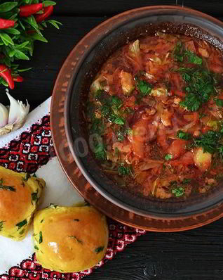 Классический борщ со свеклой и курицей на томатном соке