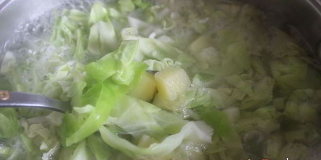 летний борщ с молодой капустой и фрикадельками