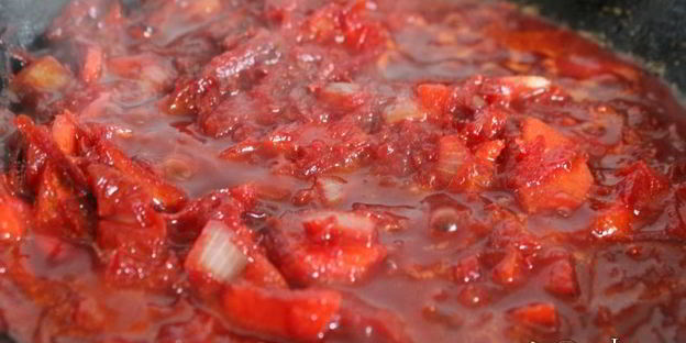 летний борщ с молодой капустой и фрикадельками