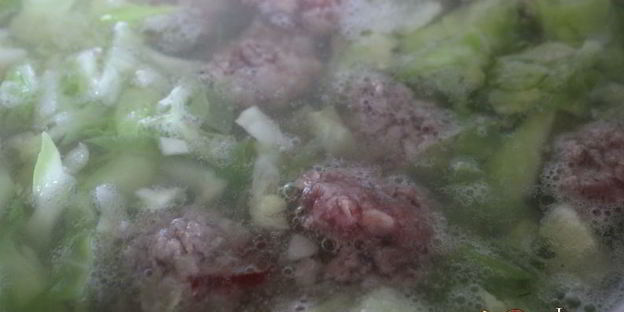 летний борщ с молодой капустой и фрикадельками