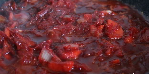 летний борщ с молодой капустой и фрикадельками