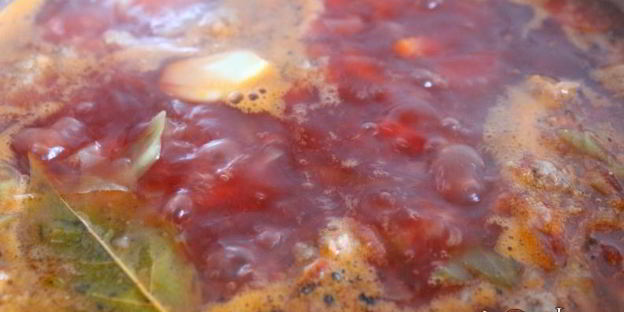 летний борщ с молодой капустой и фрикадельками