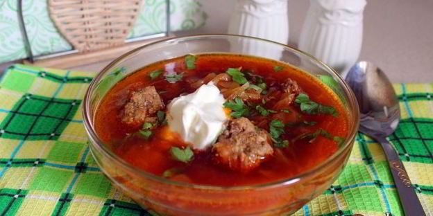 летний борщ с молодой капустой и фрикадельками