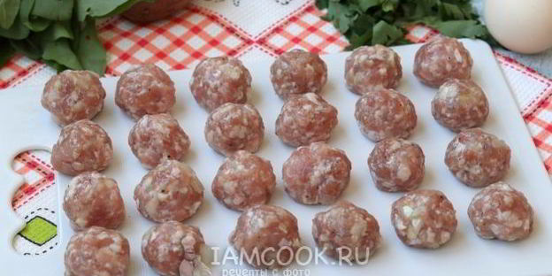 зеленый борщ с фрикадельками и со щавелем