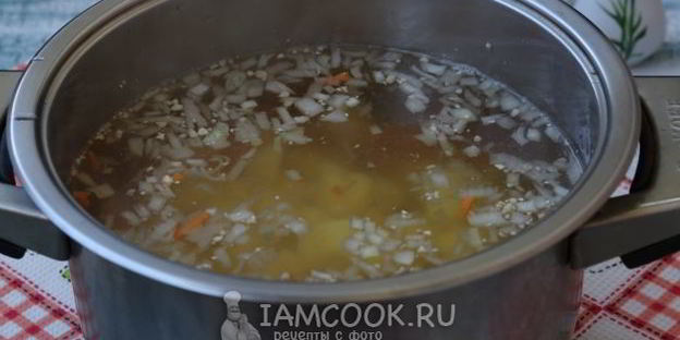 зеленый борщ с фрикадельками и со щавелем