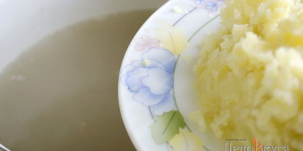 зеленый борщ со щавелем и крапивой