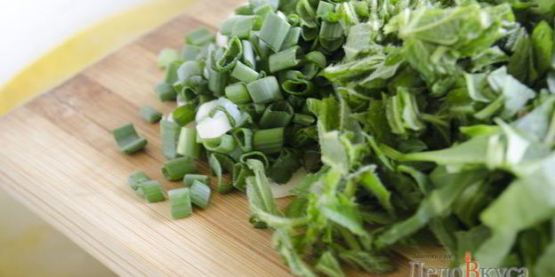 зеленый борщ со щавелем и крапивой