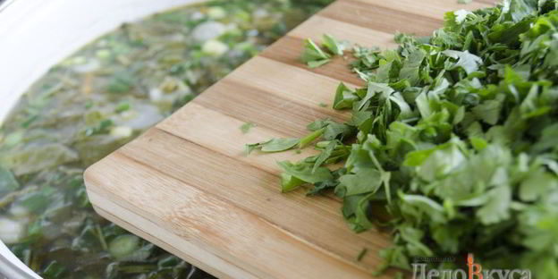 зеленый борщ со щавелем и крапивой