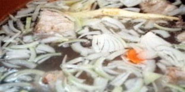 зеленый борщ со щавелем и яйцом