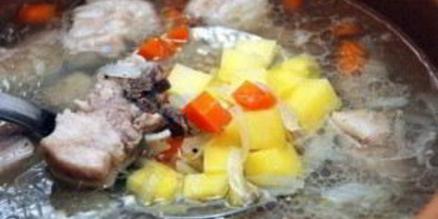 зеленый борщ со щавелем и яйцом