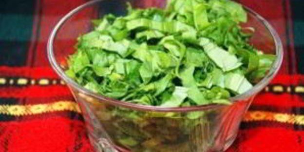 зеленый борщ со щавелем и яйцом