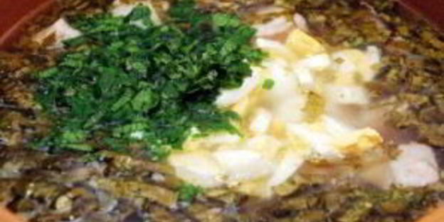 зеленый борщ со щавелем и яйцом