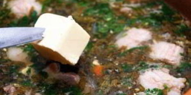 зеленый борщ со щавелем и яйцом