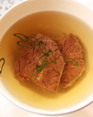 Ароматный говяжий бульон с гвоздикой