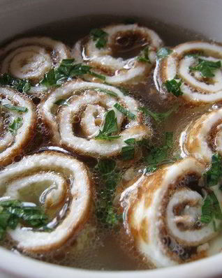 Бульон с рулетиками