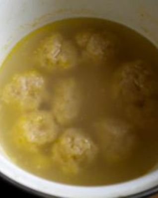 Детские фрикадельки с бульоном
