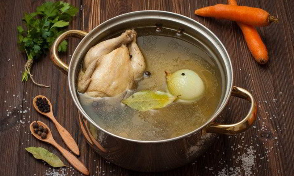 Рецепт домашней курицы в луково-яичном бульоне