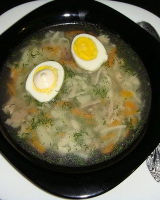 Домашняя лапша на курином бульоне