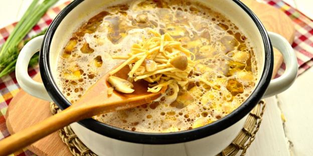 грибной суп-лапша на курином бульоне