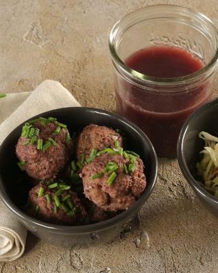 Канедерли из говяжьей печенки с салатом из капусты и бульоном с портвейном