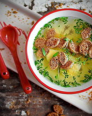 Куриный бульон на имбире с гренками