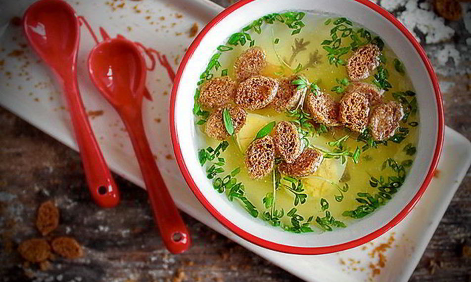 Рецепт куриного бульона на имбире с гренками