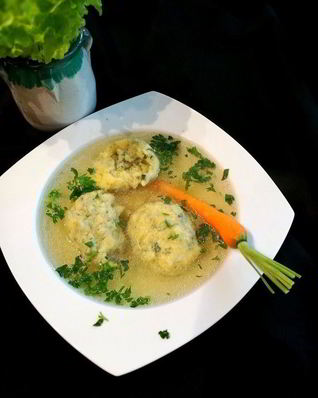 Куриный бульон с клецками