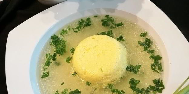 куриный бульон с клецками