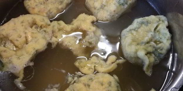 куриный бульон с клецками