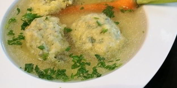 куриный бульон с клецками