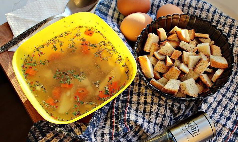 Рецепт куриного бульона с яйцом, морковью и сухариками