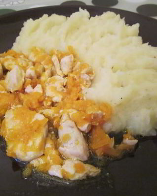 Курица тушеная с морковью в бульоне