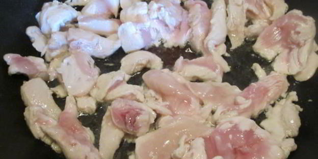 курица тушеная с морковью в бульоне