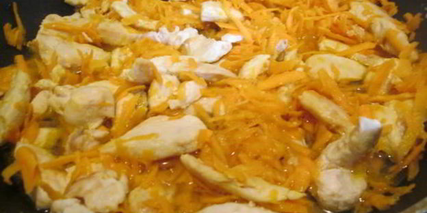 курица тушеная с морковью в бульоне