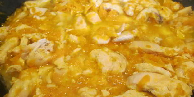 курица тушеная с морковью в бульоне