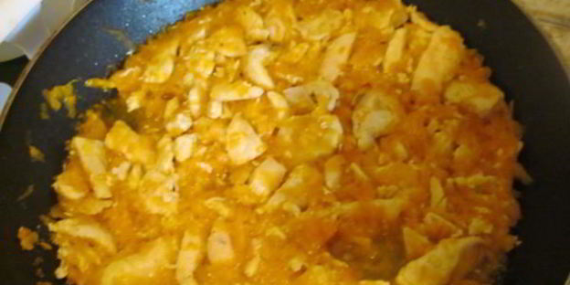 курица тушеная с морковью в бульоне