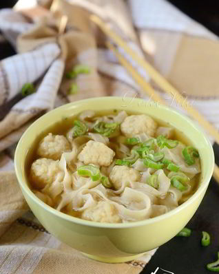 Лапша в бульоне с рыбными фрикадельками