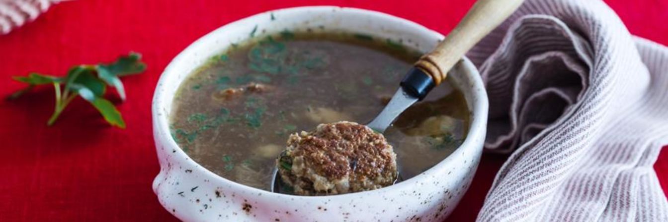 Мясной бульон с белыми грибами и фрикадельками из индейки