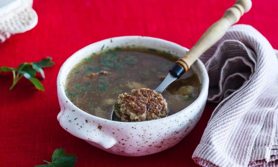 Рецепт мясного бульона с белыми грибами и фрикадельками из индейки