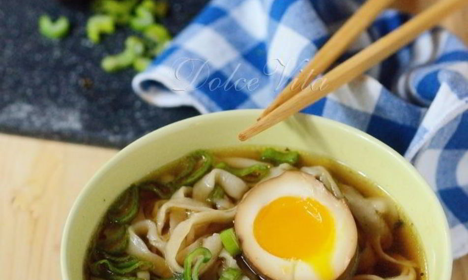 Рецепт простой лапши в бульоне с соевым соусом и яйцом