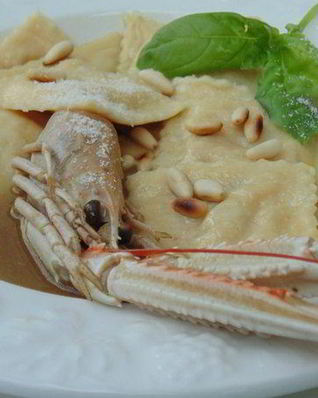 Равиоли с лангустинами и цукини в густом бульоне