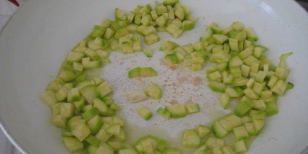 равиоли с лангустинами и цукини в густом бульоне