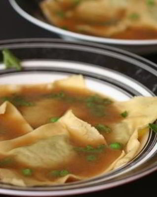 Равиоли с зеленым горошком в лимонном бульоне