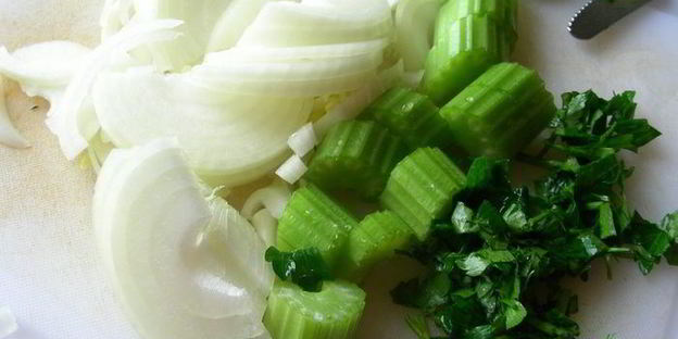 рыбный бульон с белым вином, тимьяном и анисом