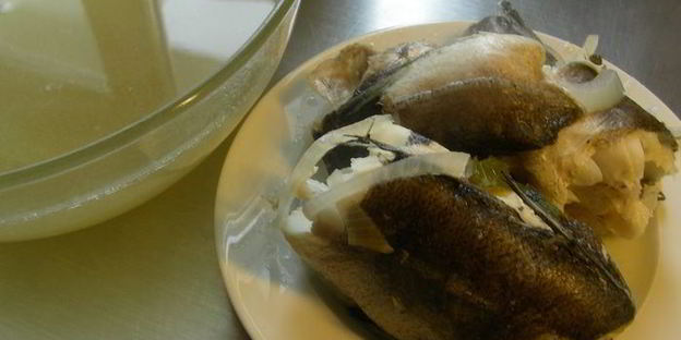 рыбный бульон с белым вином, тимьяном и анисом