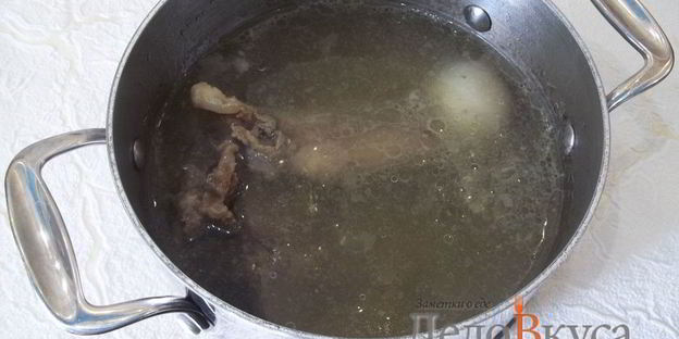 суп с фрикадельками и яйцом на мясном бульоне